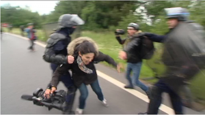 journalistes_bouscule_s